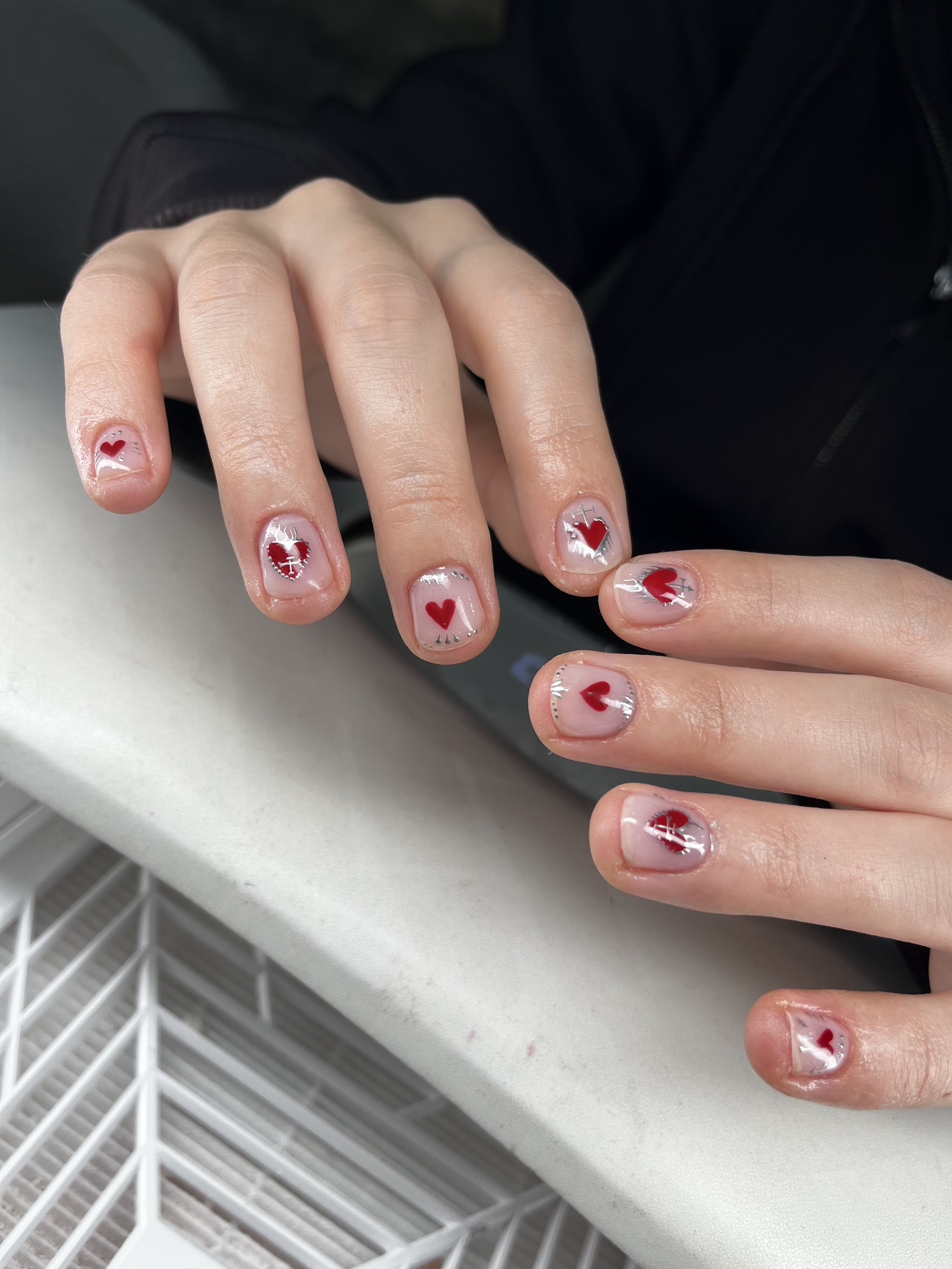 Korte naturel nagels met kleine rode hartjes