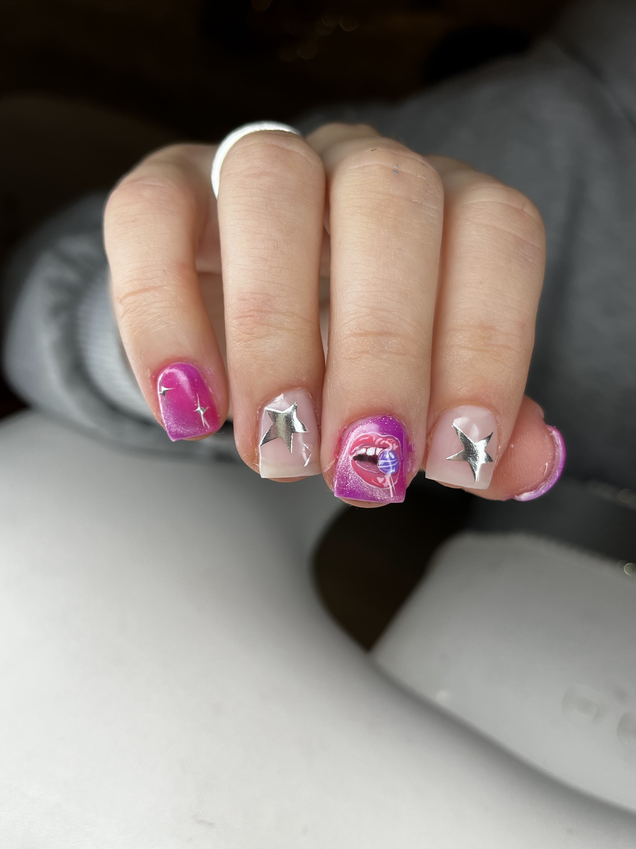 Roze nagels met zilveren chrome sterren