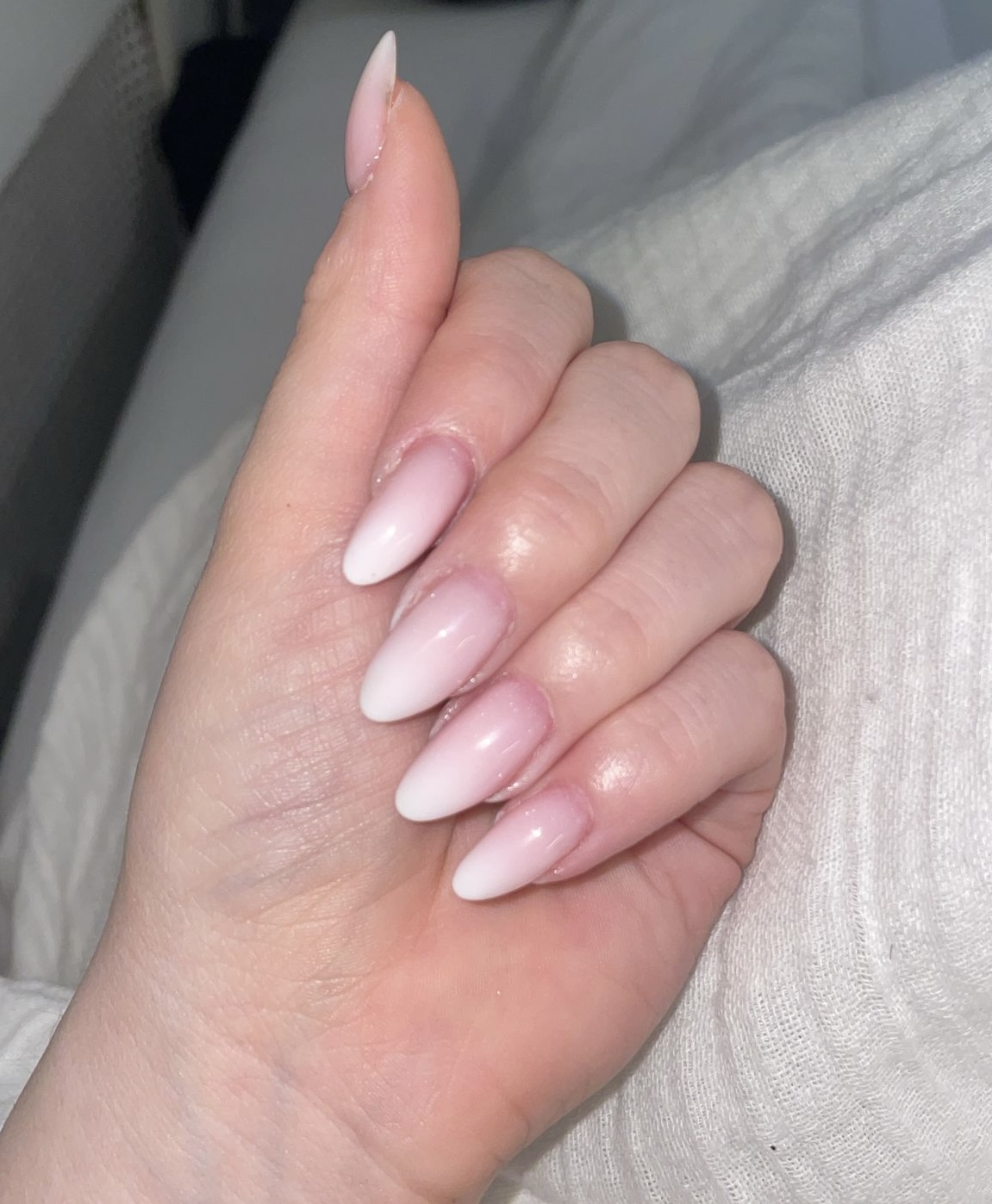 Lange amandelvormige nagels in melkroze babyboom